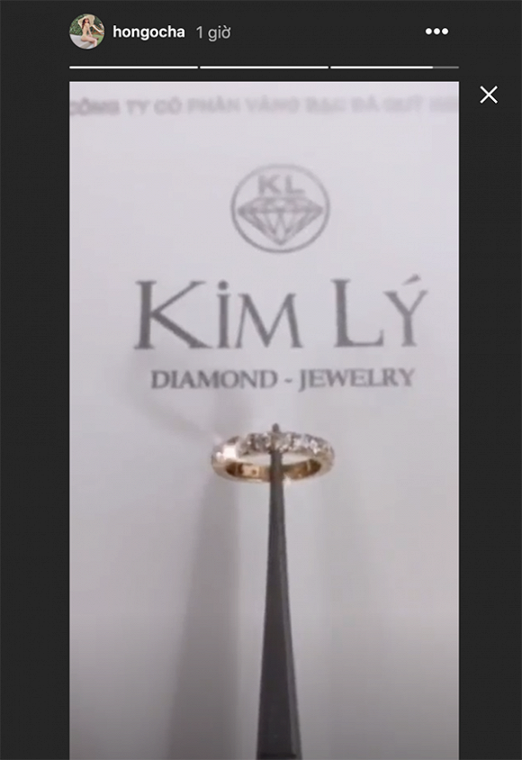 Dịp Valentine vừa qua, Hồ Ngọc Hà khoe nhẫn kim cương lấp lánh phía sau là dòng chữ 'Kim Lý'. Nhiều người suy đoán đây là món quà mà Kim Lý tặng "nữ hoàng giải trí" dịp lễ tình nhân. Ảnh: FBNV.