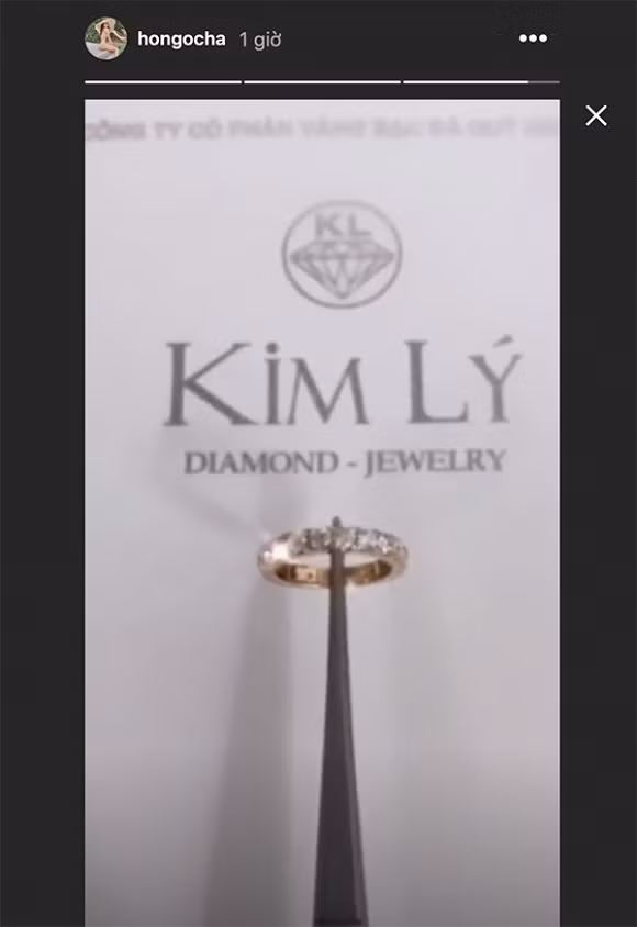 Dịp Valentine vừa qua, Hồ Ngọc Hà khoe nhẫn kim cương lấp lánh phía sau là dòng chữ 'Kim Lý'. Nhiều người suy đoán đây là món quà mà Kim Lý tặng "nữ hoàng giải trí" dịp lễ tình nhân. Ảnh: FBNV.