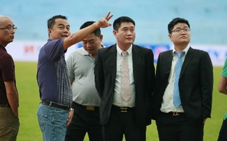 Không lâu sau khi nắm quyền Chủ tịch đội Xi măng Xuân Thành Sài Gòn, bầu Thủy cũng thể hiện độ chịu chơi của mình bằng cách sắm cho riêng mình một chiếc Rolls-Royce Phantom biển 35A.