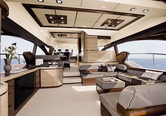 Đại gia Johnathan Hạnh Nguyễn còn là một trong những người đầu tiên sở hữu du thuyền ở Việt Nam. Theo đó, chiếc du thuyền siêu sang 5 phòng ngủ thương hiệu Azimuth của Ý của gia đình Johnathan Hạnh Nguyễn có giá 4 triệu USD, tương đương với hơn 84 tỷ đồng. Ảnh: Thegioitiepthi.