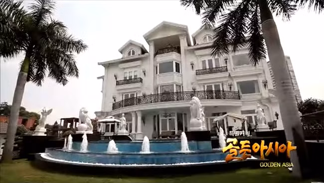 Ngoài ra, gia đình ông Johnathan Hạnh Nguyễn còn sở hữu căn biệt thự đắt giá, bài trí theo kiểu châu Âu với vẻ sang trọng hiếm có. Ảnh: KBS.