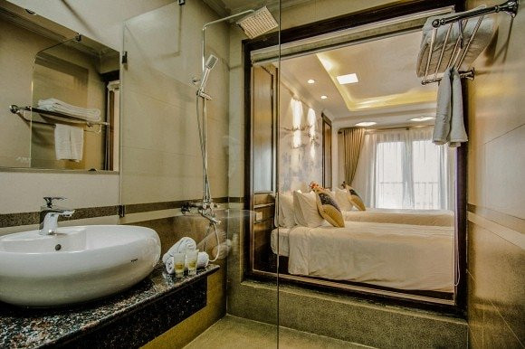 Phòng tắm riêng đi kèm vòi sen hoặc bồn tắm.