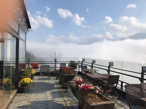 Khu vực ban công cho du khách ngắm toàn cảnh núi rừng Sa Pa. Nguồn ảnh: FBNV, Booking.