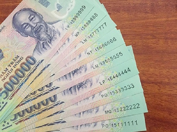 Một điểm ít người biết là hình bóng chìm chân dung Chủ tịch Hồ Chí Minh chỉ nhìn thấy khi soi tờ bạc trước nguồn sáng.