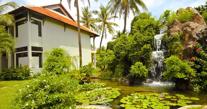 Bên trong khuôn viên khu nghỉ là sân vườn thoáng đãng với hồ nước, tiểu cảnh...