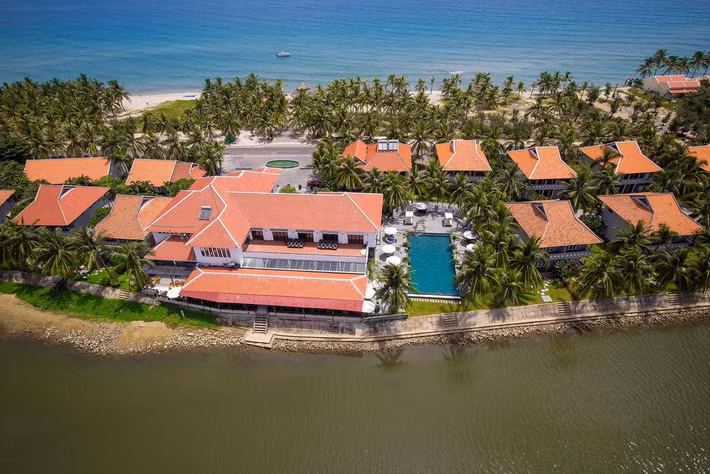 Hoi An Beach Resort là khách sạn đạt tiêu chuẩn 4 sao cách phố cổ Hội An 4 km và cách sân bay Đà Nẵng 35 km.