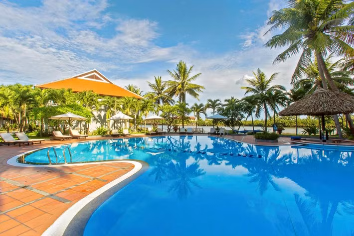 Bể bơi ngoài trời.