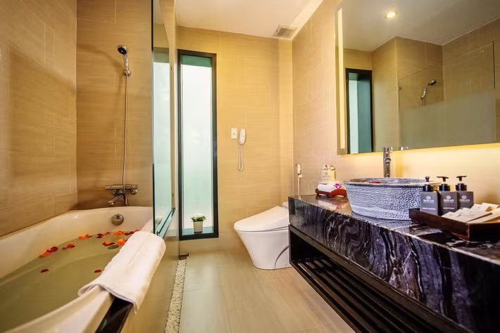 Phòng tắm với các thiết bị cao cấp.