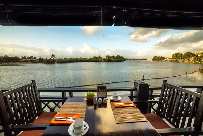 Du khách có thể ăn uống trong nhà hay trên ban công nhìn ra dòng sông...Nguồn ảnh: Booking.