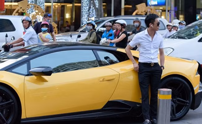 Ngoài ra, Cường Đô La còn nổi tiếng là tay chơi xe khét tiếng với những siêu xe có giá trị khổng lồ.