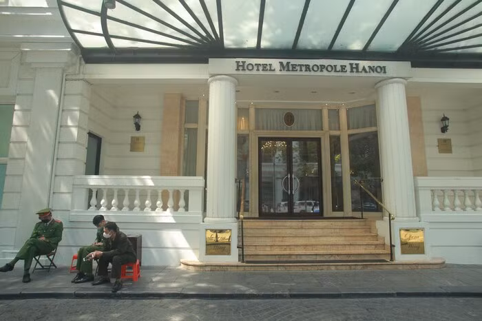 Tại Hà Nội, sáng 9/3, khách sạn Metropole cũng đã tạm dừng hoạt động do 2 du khách từng lưu trú ở đây được phát hiện dương tính với Covid-19. Ảnh: Saostar.
