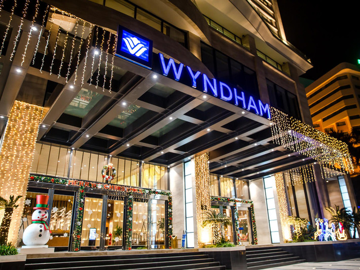 Chiều 8/3,Wyndham và Thái Sơn ở TP Hạ Long (tỉnh Quảng Ninh) là khách sạn bị phong tỏa do Covid-19. Đây là nơi lưu trú của du khách nước ngoài nhiễm Covid-19. Khách sạn Wyndham tọa lạc tại khu 1 (phường Bãi Cháy, TP Hạ Long). Ảnh: Wyndham.