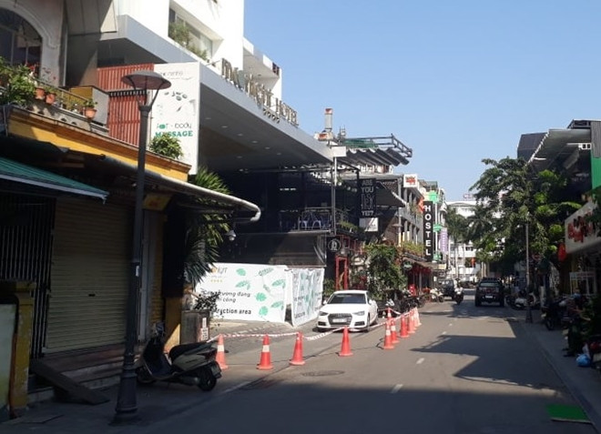 Sáng 9/3, Ban Chỉ đạo phòng chống dịch Covid-19 tỉnh Thừa Thiên Huế cho biết đã tổ chức phong tỏa khách sạn Moonlight ở đường Phạm Ngũ Lão và nhà hàng Elegant đường Võ Thị Sáu, TP Huế. Đây là nơi mà nữ du khách quốc tịch Anh (SN 1954) nhiễm Covid-19 (trường hợp thứ 30 của Việt Nam) có ghé đến. Ảnh: Cand.