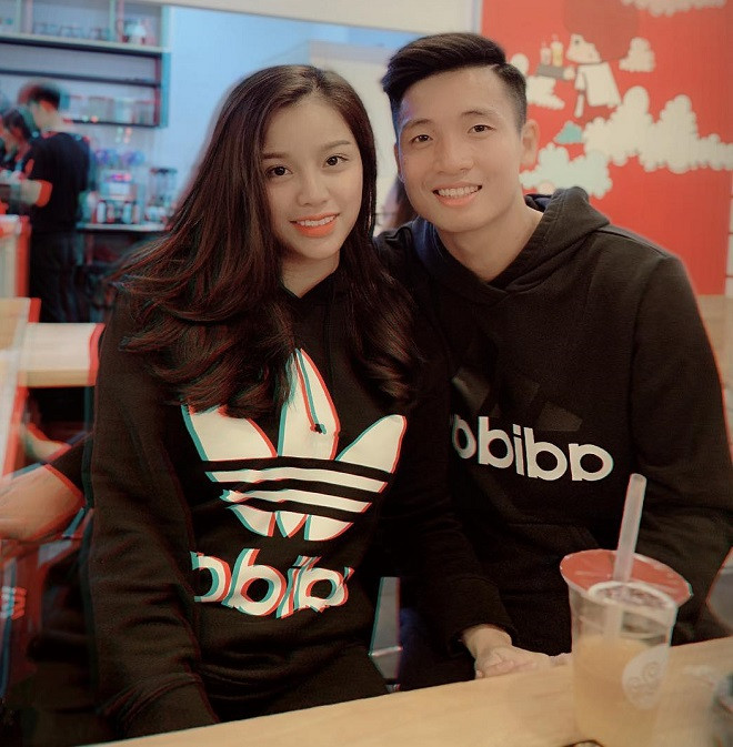 Sau khi du học về nước, Khánh Linh cùng tham gia vào việc làm ăn của gia đình. Tại giải Asian Cup đầu năm 2019, Khánh Linh khiến sang Dubai mua sắm, đồng thời đón trung vệ Bùi Tiến Dũng về nước. Ảnh: Dân Việt.