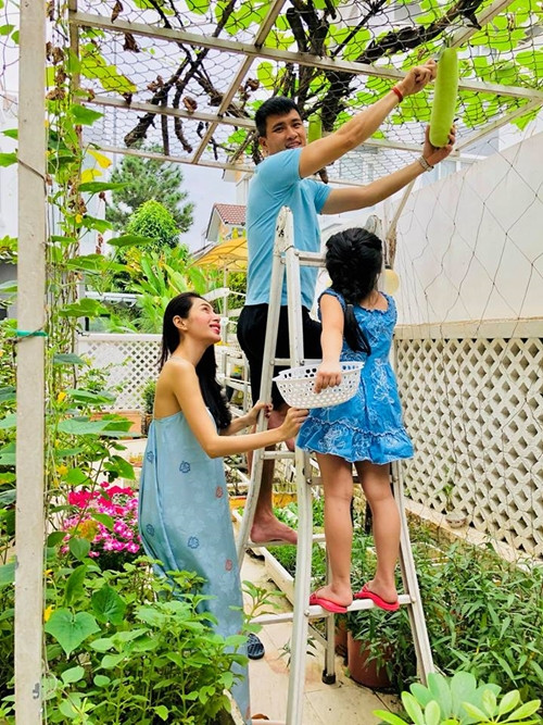 Thủy Tiên - Công Vinh đang sống hạnh phúc trong biệt thự rộng 300m2, trị giá 22 tỷ đồng ở quận 7 (TP HCM). Ảnh: FBNV.