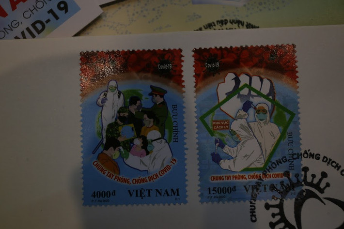 Trong đó, mẫu tem giá mặt 4000đ thể hiện hình ảnh đại diện của các lực lượng: y tế, quân đội, công an,… đang ngày đêm tham gia chống dịch. Họ chính là lá chắn để bảo vệ sự bình yên cho tổ quốc, bảo vệ sức khỏe cho nhân dân.