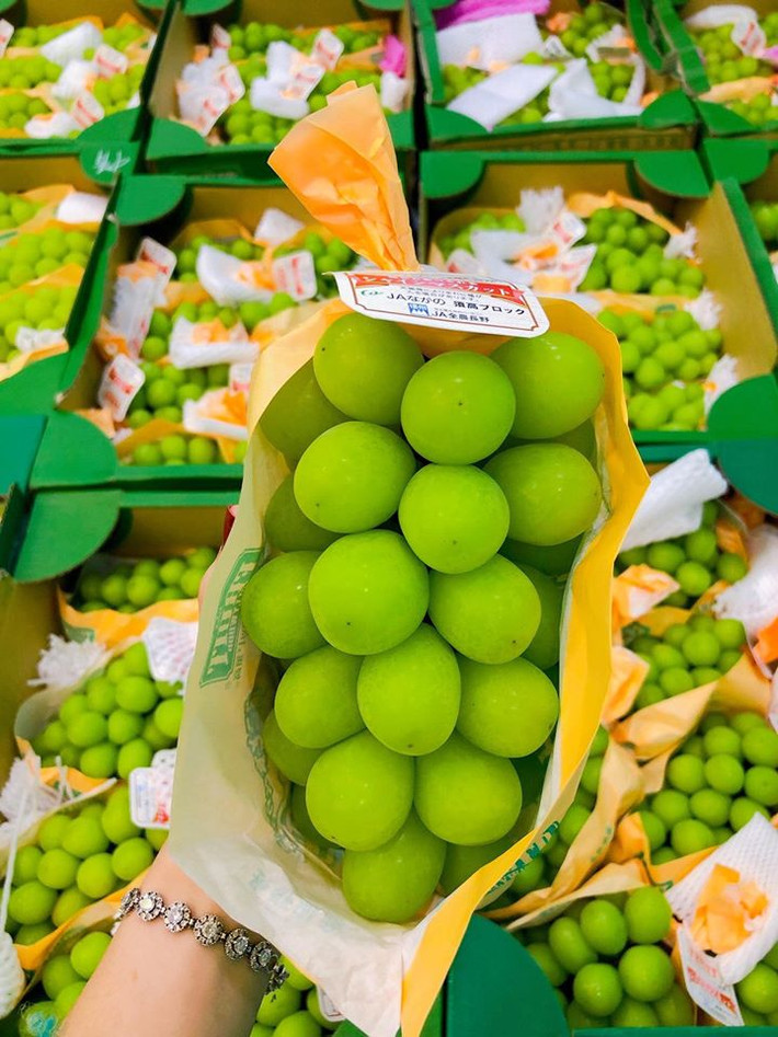 Cô Nhung (Cầu Giấy, Hà Nội) thích mua loại nho rụng vì giá rẻ hơn nhiều so với loại nguyên cành trong khi chất lượng nho vẫn không thua kém nhiều.