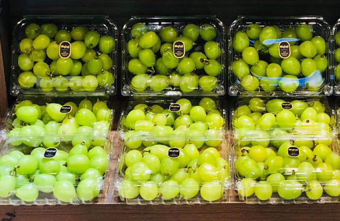 Gần đây, một số cửa hàng trái cây nhập khẩu ở Hà Nội và TP HCM đăng bán loại nho rụng lìa cành với giá từ 700.000 - 1 triệu đồng/kg thu hút đông đảo khách hàng.
