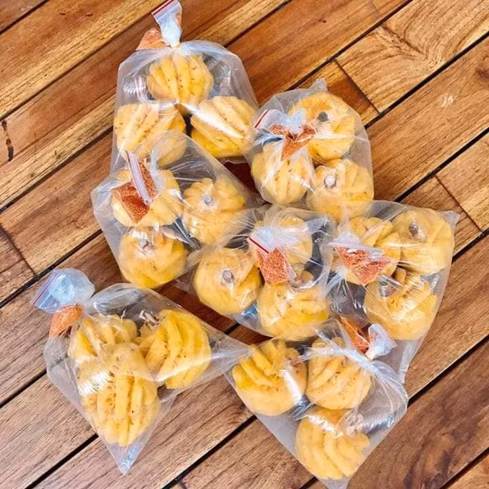 Mỗi túi dứa thường được đóng 1kg, gồm 4 - 5 quả to hoặc 7 - 9 quả nhỏ và tặng kèm muối chấm. Nguồn ảnh: Facebook.