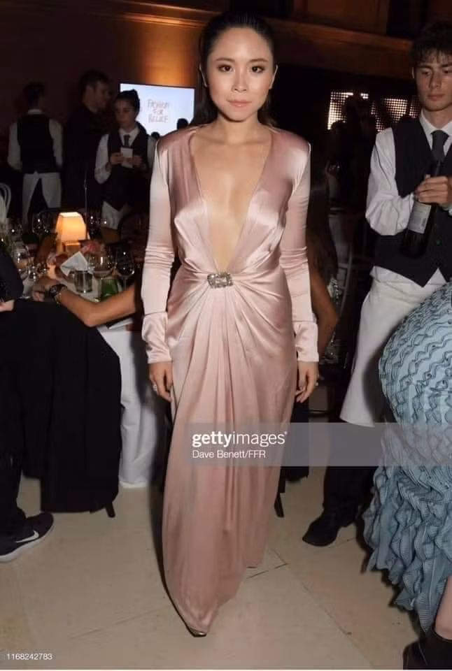 Hồng Nhung thường xuyên diện những bộ cánh đẹp, có mặt ở trời Âu trong nhiều sự kiện đặc biệt.