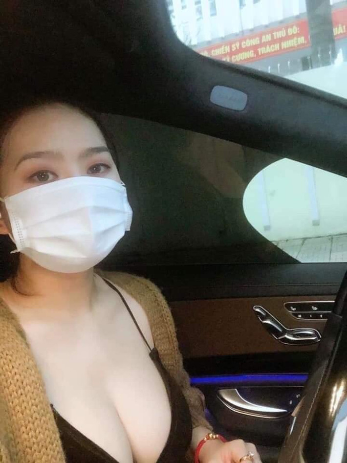 Trong nhà của Nhung còn có tới 2 người giúp việc, 2 người tạp vụ và lái xe riêng.