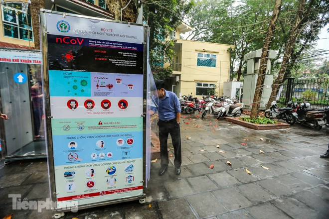 Sản phẩm có thiết kế cảm biến phát hiện người và tự động phun, có đèn tín hiệu, hệ thống phun siêu âm 360 không gây ướt và giúp khử khuẩn toàn bộ cơ thể. Ảnh: Tiền phong.