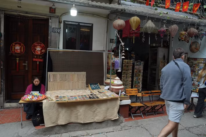 Dọc hành lang đường sắt, các quán cà phê luôn chật kín khách bất cứ thời điểm nào trong ngày, đặc biệt là du khách nước ngoài đến tham quan và tận hưởng không gian độc đáo nơi đây.