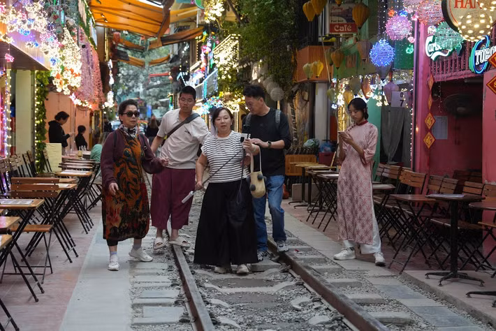 Mặc dù những biển báo này được đặt ở vị trí dễ quan sát nhưng rất đông khách du lịch dường như không mấy bận tâm đến nguy cơ tiềm ẩn.