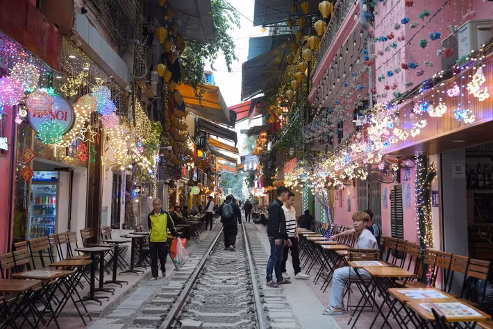 1 hướng dẫn viên cho biết, từ khi có công văn của Sở Du lịch Hà Nội, dù nhận được các yêu cầu trải nghiệm ngắm tàu của khách nhưng anh đã từ chối. Các vị khách đi qua phố đường tàu thường nán lại để chụp ảnh, check-in khoảng 5 phút rồi rời đi.