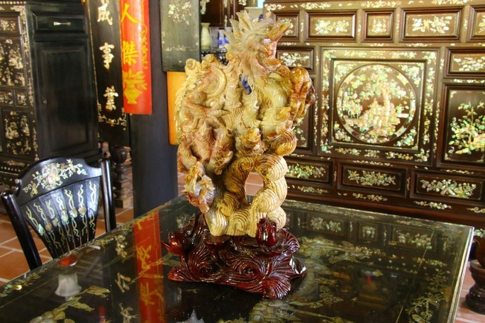 Bên trong ngôi nhà cổ còn nhiều bảo vật thuộc hàng "độc nhất vô nhị" như: bộ sưu tập tủ thờ Bắc - Trung - Nam, tủ rượu, tủ quần áo, tấm phản... cùng nhiều bộ bàn ghế, vật dụng bằng gỗ quý. Ảnh: Nlđ