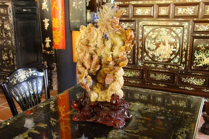 Bên trong ngôi nhà cổ còn nhiều bảo vật thuộc hàng "độc nhất vô nhị" như: bộ sưu tập tủ thờ Bắc - Trung - Nam, tủ rượu, tủ quần áo, tấm phản... cùng nhiều bộ bàn ghế, vật dụng bằng gỗ quý. Ảnh: Nlđ