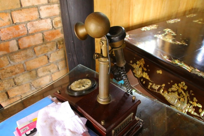 Điện thoại cổ vẫn còn sử dụng được. Ảnh: Nlđ