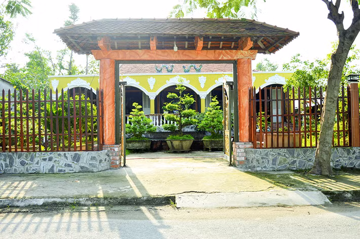 Toạ lạc tại thị trấn Lai Vung, huyện Lai Vung (tỉnh Đồng Tháp), ngôi nhà cổ của anh Nguyễn Đình Tuấn có diện tích hơn 200 m2, xây theo kiến trúc “Đông - Tây hội ngộ” gồm 3 gian, 2 chái. Ảnh: Báo Đồng Tháp