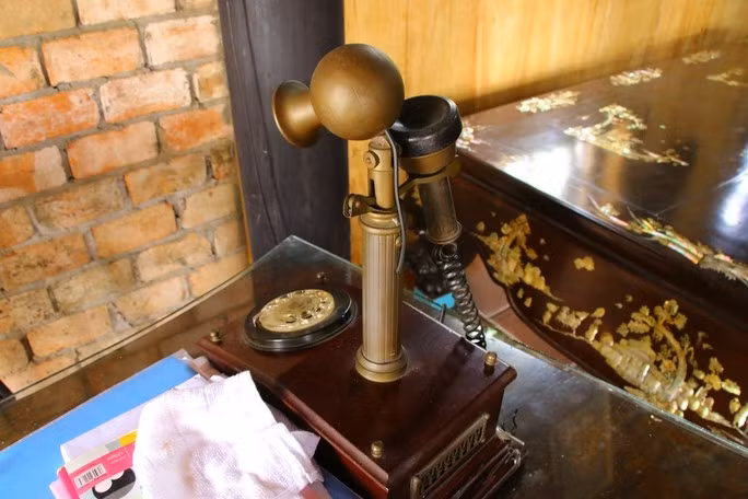 Điện thoại cổ vẫn còn sử dụng được. Ảnh: Nlđ