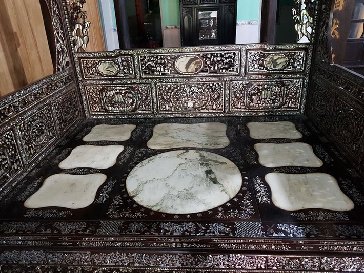 Mặt giường có 8 tấm đá cẩm thạch giúp làm mát cho chủ nhân khi ngủ. Ảnh: Vietnamnet