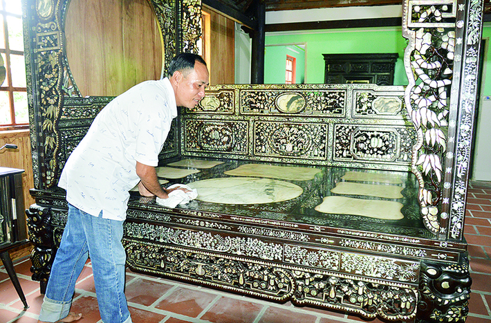 Chiếc giường quý từng được nhiều người trả giá gần 4 tỉ đồng nhưng anh Tuấn nhất quyết không bán. Ảnh: Báo Đồng Tháp