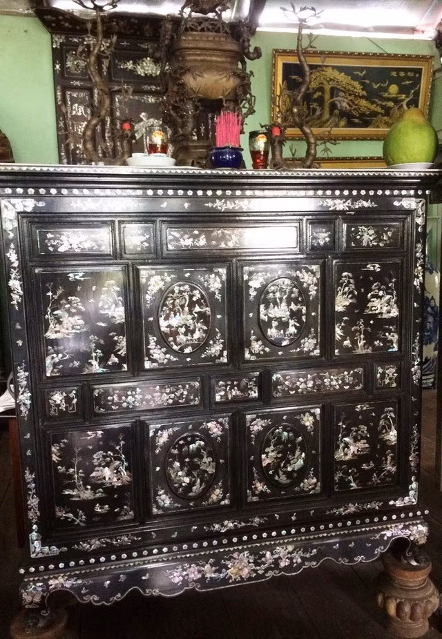 Tủ thờ xuất xứ từ miền Bắc. Ảnh: Dân trí