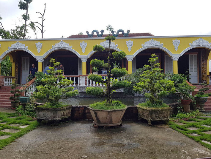 Theo anh Tuấn, ngôi nhà cổ này thuộc loại nhà rường Nam bộ được phục chế lại bằng các loại gỗ quý, chi phí khoảng 2 - 3 tỷ đồng. Ảnh: Vietnamnet