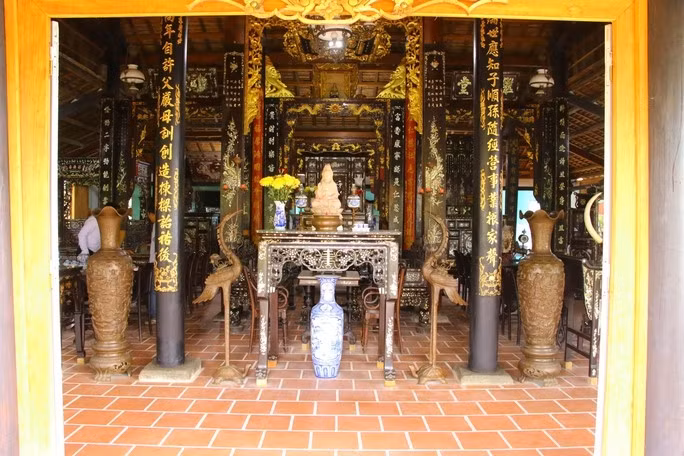 Đặc biệt, bên trong ngôi nhà hàng trăm tuổi này có nhiều món đồ cổ được anh Tuấn sưu tầm ở trong và ngoài tỉnh. Ảnh: Nlđ