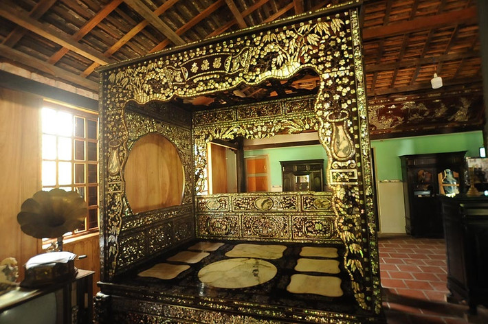 Đáng chú ý nhất là chiếc giường "độc đáo, lạ mắt" anh Tuấn mua với giá 1,8 tỷ đồng thời điểm năm 2012. Ảnh: Vietnamnet