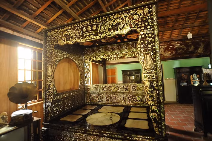 Đáng chú ý nhất là chiếc giường "độc đáo, lạ mắt" anh Tuấn mua với giá 1,8 tỷ đồng thời điểm năm 2012. Ảnh: Vietnamnet