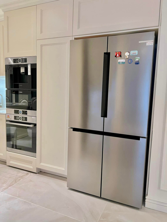 Một góc khác của gian bếp bao gồm tủ lạnh và bộ 3 máy pha cafe, lò nướng, lò vi sóng.