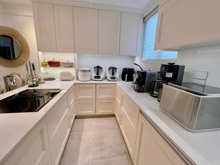 Phòng bếp trong nhà MC Diệp Chi rộng khoảng 15 m2, được trang bị những món nội thất, gia dụng tiện nghi nhất có thể.