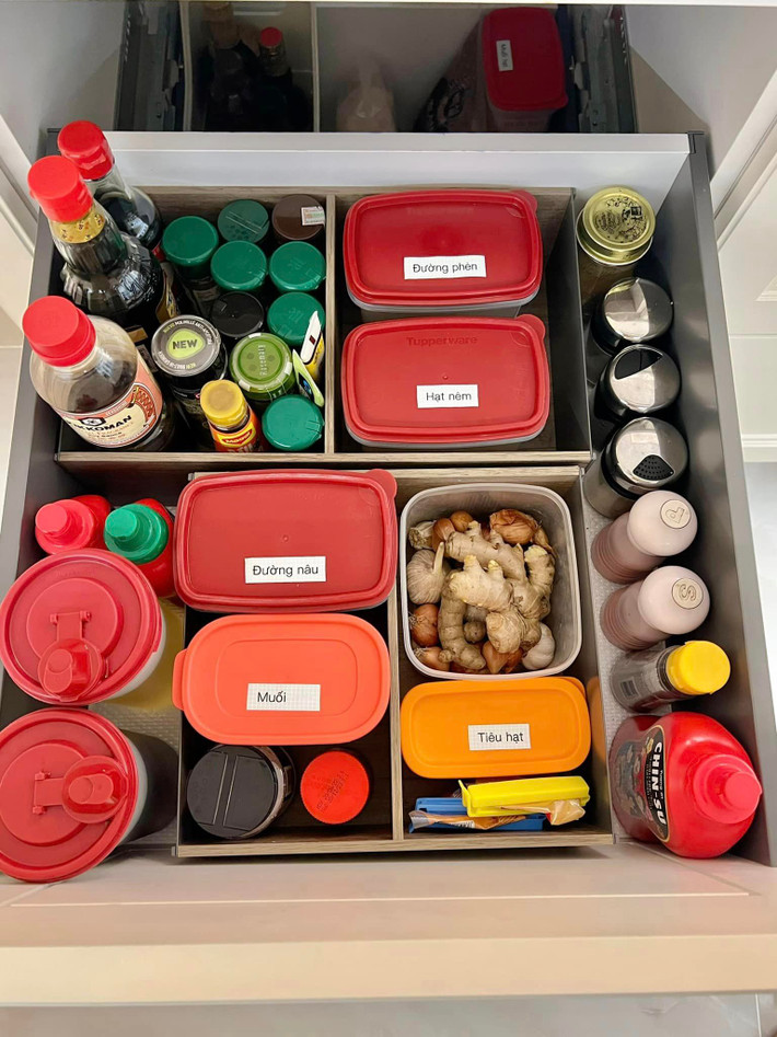 Ngăn để các loại gia vị dùng hàng ngày cũng ở ngay cạnh bếp. Nguồn ảnh: FBNV