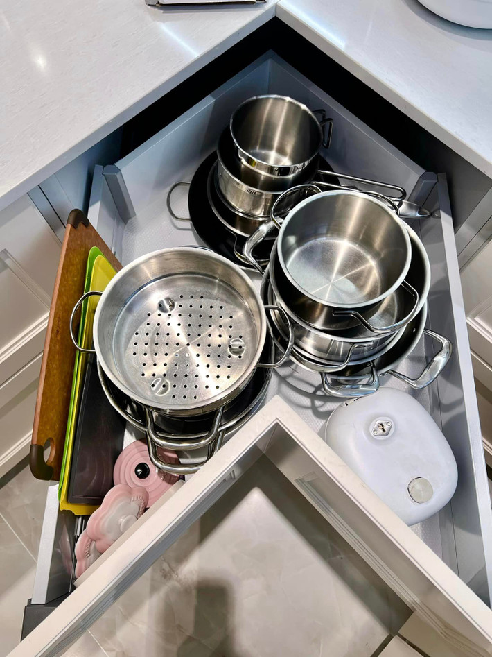Ngăn để nồi, thớt bố trí cạnh bếp nấu.