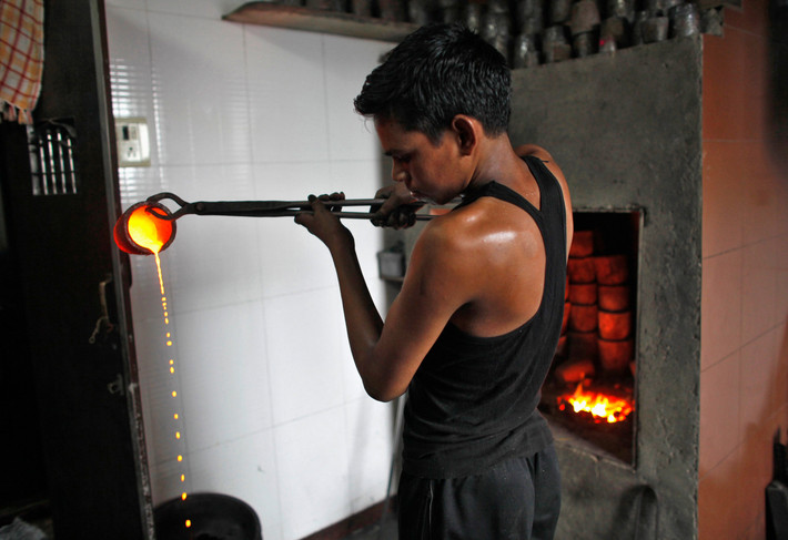 Trong bối cảnh kinh tế toàn cầu giảm tốc, các nền kinh tế mới nổi bắt đầu gia tăng dự trữ vàng. Tại Ấn Độ, dự trữ vàng tăng đều đặn từ tháng 8 năm ngoái. Nguồn ảnh: Reuters.