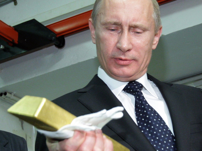 Để giảm sự phụ thuộc vào các tài sản của Mỹ, Nga đã mua thêm nhiều vàng. Theo Bloomberg, lượng vàng dữ trự của nước này đã tăng gấp 4 lần trong thập kỷ qua.