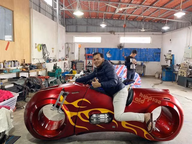 Phúc XO từng chi 10 tỷ đồng để tậu 2 mô tô có bánh không trục, một chiếc từ Pháp và một chiếc từ Trung Quốc. Ảnh: Vietnamnet.