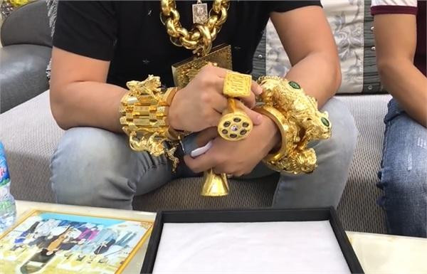 Phúc XO được biết đến là người đeo nhiều vàng nhất Việt Nam. Phúc thường ra đường với khối lượng vàng "khủng" trên người. Ảnh: Vietnamnet.