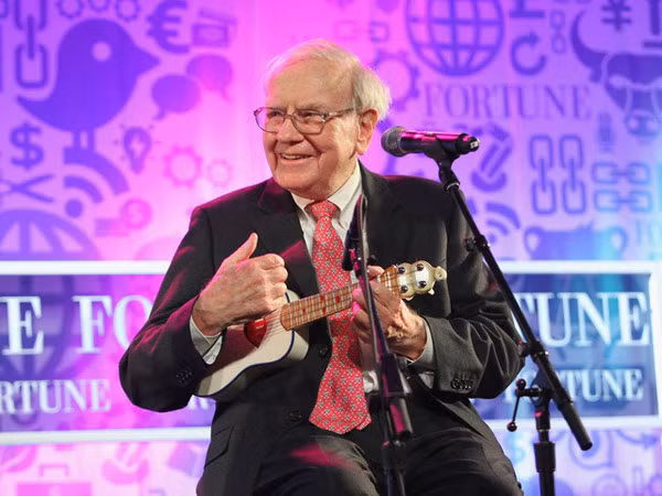 Nhà đầu tư huyền thoại Warren Buffett chơi đàn ukulele nhiều năm và chơi bài Bridge trực tuyến. Ông thường chơi cùng với người bạn thân thiết, tỷ phú Bill Gates.